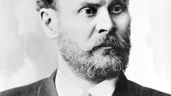 Otto Lilienthal. Pada tanggal 9 Agustus 1896, Lilienthal menerbangkan glider-nya di Rhinow Hills dalam cuaca yang baik. Penerbangan pertama berhasil, menempuh jarak 250 meter. Selama penerbangan keempat, glider-nya menukik ke atas dan kemudian turun dengan cepat, mungkin karena macet. Karena tidak dapat pulih, ia jatuh dari ketinggian sekitar 15 meter saat masih berada di glider. Foto: Boredpanda