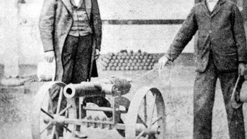 Karl Flach deorang warga Jerman yang tinggal di Valparaiso, Chili. Dia membangun kapal selam Flach atas permintaan pemerintah Chili setelah pengeboman Valparaiso. Kapal selam tersebut, yang merupakan saudara dari Toro Peru (yang tenggelam, diapungkan kembali oleh Angkatan Laut Chili, dan kemudian menghilang selama Perang Saltpeter), gagal muncul ke permukaan selama pengujian. Ia, bersama putranya dan pelaut lainnya, tewas dalam insiden tersebut. Foto: Boredpanda