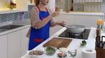 Pose Keren Inul Daratista Masak dan  Kulineran Bareng Keluarga