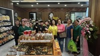 Momen kuliner lainnya terlihat ketika berada di gerai Pisang Goreng Madu Bu Nanik. Inul sempat berfoto dengan Bu Nanik, pemilik gerai pisang goreng itu. Foto: Instagram @inul.d