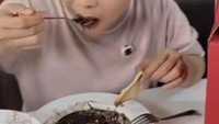 Inul diketahui hobi kulineran. Momennya menikmati rawon sempat dibagikan melalui tayangan video. Ia menikmati rawon itu dengan lahap bersama kerupuk udang. Foto: Instagram @inul.d