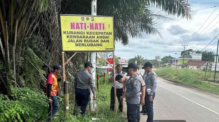 Jalan rusak di Musi Rawas diberikan rambu imbauan bahaya oleh Dishub