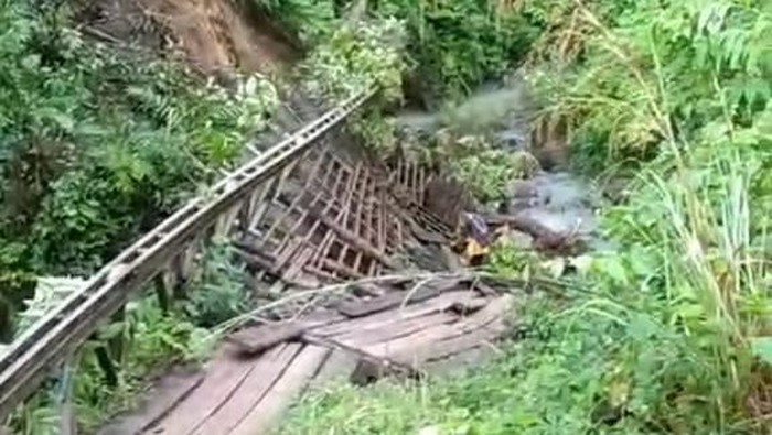 Jembatan penghubung desa di Kaur putus