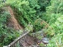 Jembatan Penghubung Desa di Kaur Putus, Warga Berenang Seberangi Sungai