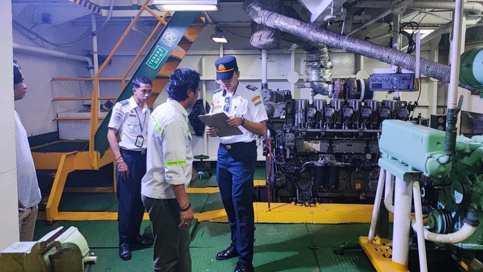 Petugas saat melakukan ram check kapal feri jelang mudik lebaran 2025. (dok. BPTD Satpel Pelabuhan Padangbai)