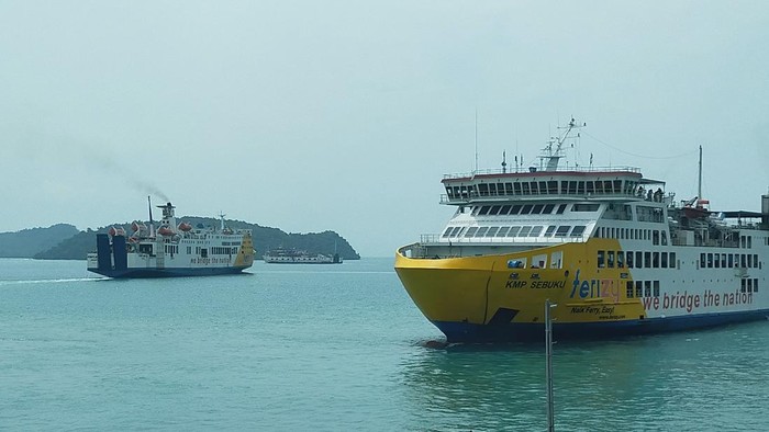 Kapal Ferry melayani penumpang