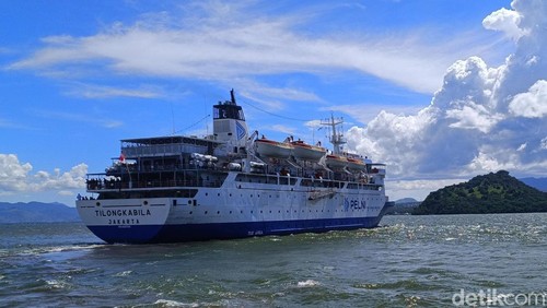 Kapal Pelni yang berlayar di sekitar perairan Pelabuhan Bima, NTB. (Dok. Rafiin/detikBali)