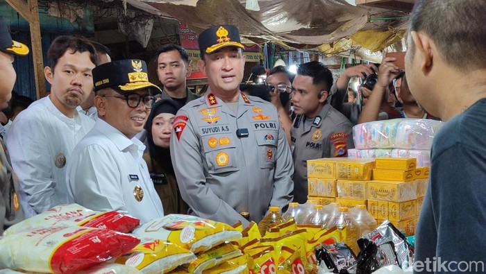 Kapolda Banten Irjen Suyudi Ario Seto bersama gubernur Banten Andra Soni di Pasar Induk Rau (Bahtiar/Detikcom)