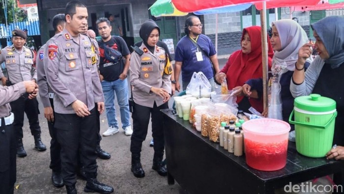 :Kapolres bersama jajaran lakukan aksi borong takjil