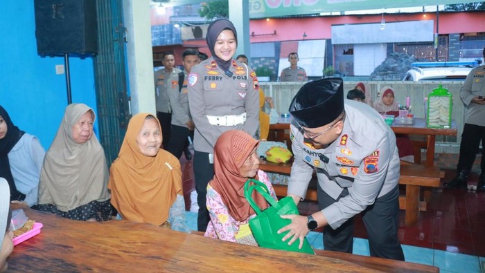 Kapolres Klaten, AKBP Nur Cahyo Ari Prasetyo, saat memberikan bansos kepada lansia di Kecamatan Klaten Tengah.