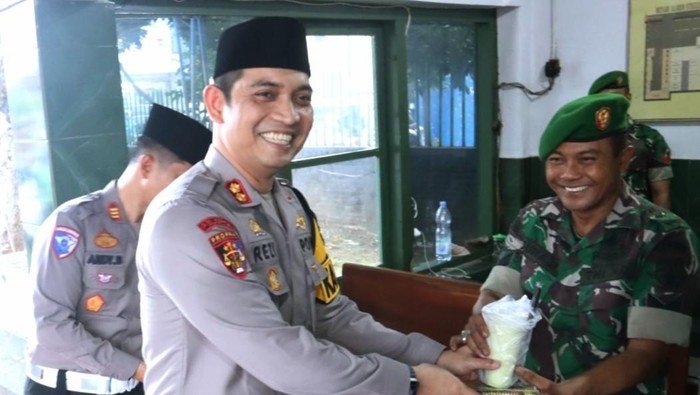 Kapolres Situbondo memberikan takjil secara simbolis kepada Dandim