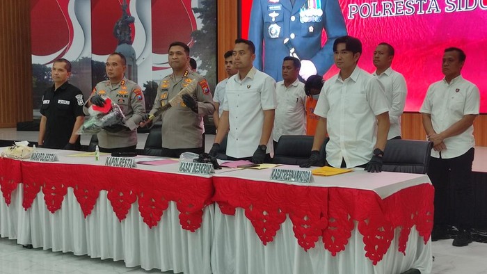 Kapolresta Sidoarjo Kombes Christian Tobing menunjukkan barang bukti senjata yang digunakan menghabisi korban