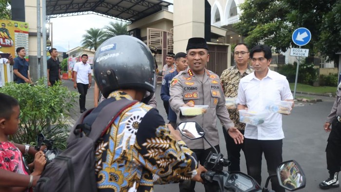 Kapolresta Sidoarjo Kombes Christian Tobing bagikan takjil ke pemotor