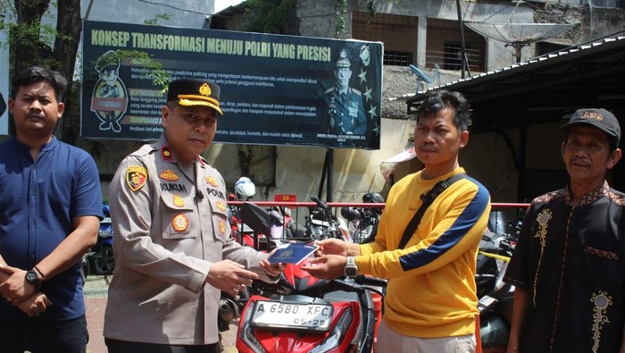Kapolsek Tambora Kompol Kukuh Islami menyerahkan kembali motor sitaan dari pelaku curanmor kepada pemilik sah kendaraan.