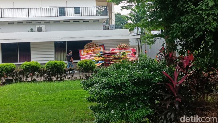 Karangan Bunga di Kantor PFN