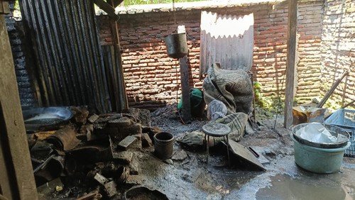 Kebakaran dapur di pabrik keripik singkong UD Wijaya di Kelurahan Lelateng, Kecamatan Negara, Kabupaten Jembrana, Rabu (12/3/2025). (IST)