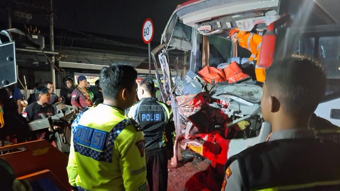 PO Mira seruduk bokong truk di Jalan Laksda Adisutjipto, Sleman, Rabu (12/3) dini hari.