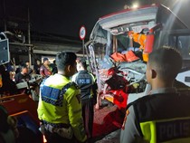 Detik-detik Bus Mira Tabrak Truk di Jalan Adisutjipto Sleman Tewaskan Sopir
