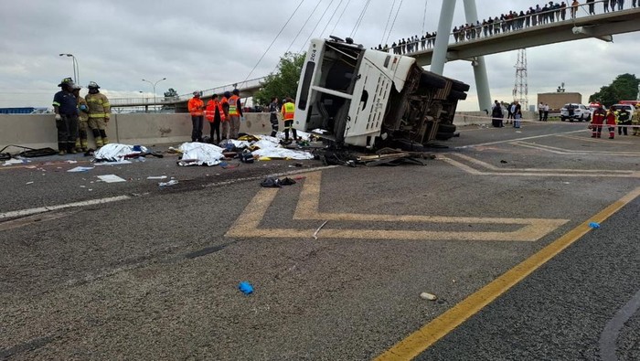 Kecelakaan Bus di Afrika Selatan, 12 Orang Tewas Emergency personnel work at the scene of a fatal bus crash near O.R. Tambo International Airport, in Ekurhuleni, East of Johannesburg, South Africa, March 11, 2025. William Tladi/City of Joburg EMS/Handout via REUTERS THIS IMAGE HAS BEEN SUPPLIED BY A THIRD PARTY. MANDATORY CREDIT.