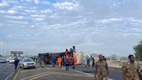 Kecelakaan yang menelan korban 12 jiwa dan menyebabkan 45 orang luka-luka itu terjadi sekitar pukul 06.45 di dekat Bandara Internasional O.R. Tambo. 