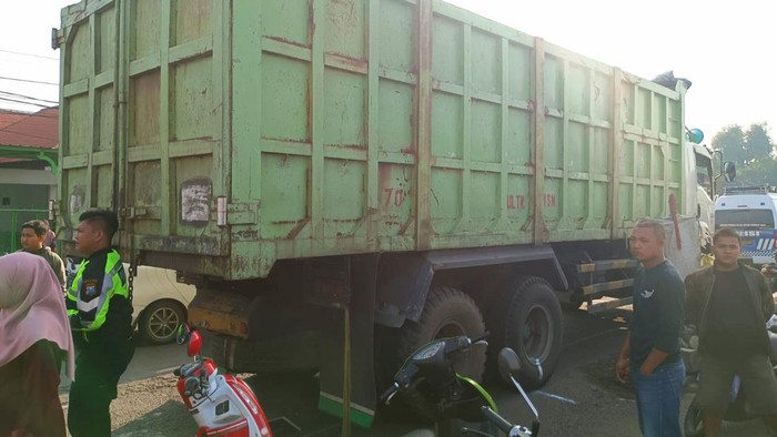 Kecelakaan maut ibu dan anak terlindas truk di Jombang.