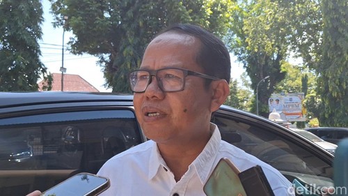 Kepala Dinas Pendidikan Kota Mataram Yusuf saat diwawancarai di kantor wali kota, Rabu (12/3/2025)