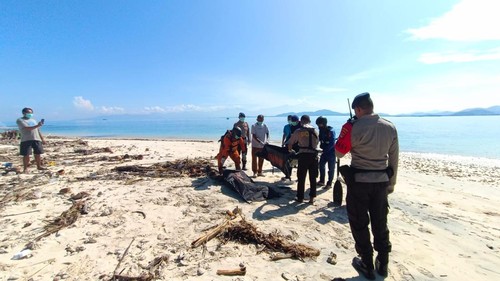 Kepolisian dan SAR Mataram evakuasi jenazah tanpa identitas di Gili Nanggu, Rabu (12/3/2025). (Humas. Sar Mataram).