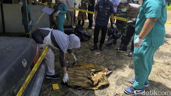 Sarung yang ditemukan di sekitar kerangka manusia yang ditemukan dalam mobil di Gresik
