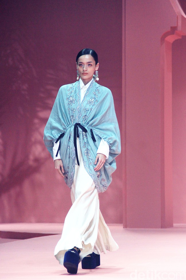 Fashion show koleksi Raya 2025 dari Studio 133 Biyan, lini sekunder Biyan Wanaatmadja, di Intercontinental Hotel Pondok Indah, Jakarta Selatan. Studio 133 Biyan menghadirkan potongan busana tunik asimetris berdetail pleats, kaftan longgar, hingga outerwear yang bisa dipadu-padan. Seluruh koleksi ini bisa didapatkan di METRO Plaza Senayan. Foto: Mohammad Abduh/detikcom.