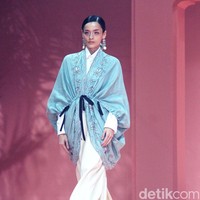 Fashion show koleksi Raya 2025 dari Studio 133 Biyan, lini sekunder Biyan Wanaatmadja, di Intercontinental Hotel Pondok Indah, Jakarta Selatan. Studio 133 Biyan menghadirkan potongan busana tunik asimetris berdetail pleats, kaftan longgar, hingga outerwear yang bisa dipadu-padan. Seluruh koleksi ini bisa didapatkan di METRO Plaza Senayan. Foto: Mohammad Abduh/detikcom.