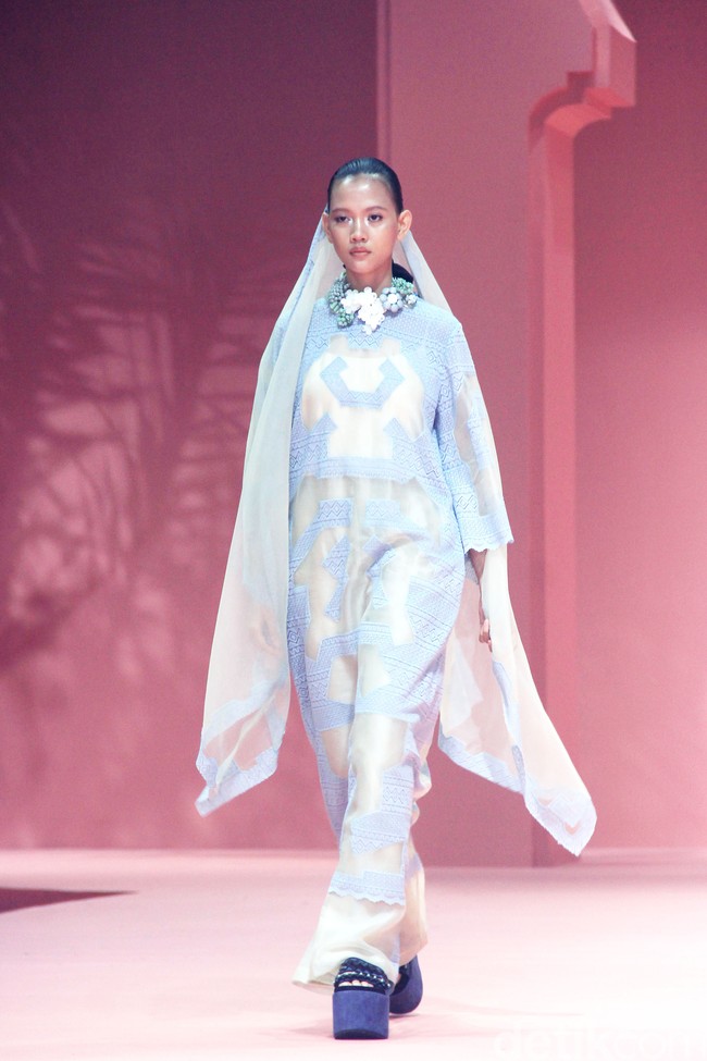 Fashion show koleksi Raya 2025 dari Studio 133 Biyan, lini sekunder Biyan Wanaatmadja, di Intercontinental Hotel Pondok Indah, Jakarta Selatan. Studio 133 Biyan menghadirkan potongan busana tunik asimetris berdetail pleats, kaftan longgar, hingga outerwear yang bisa dipadu-padan. Seluruh koleksi ini bisa didapatkan di METRO Plaza Senayan. Foto: Mohammad Abduh/detikcom.