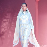 Fashion show koleksi Raya 2025 dari Studio 133 Biyan, lini sekunder Biyan Wanaatmadja, di Intercontinental Hotel Pondok Indah, Jakarta Selatan. Studio 133 Biyan menghadirkan potongan busana tunik asimetris berdetail pleats, kaftan longgar, hingga outerwear yang bisa dipadu-padan. Seluruh koleksi ini bisa didapatkan di METRO Plaza Senayan. Foto: Mohammad Abduh/detikcom.