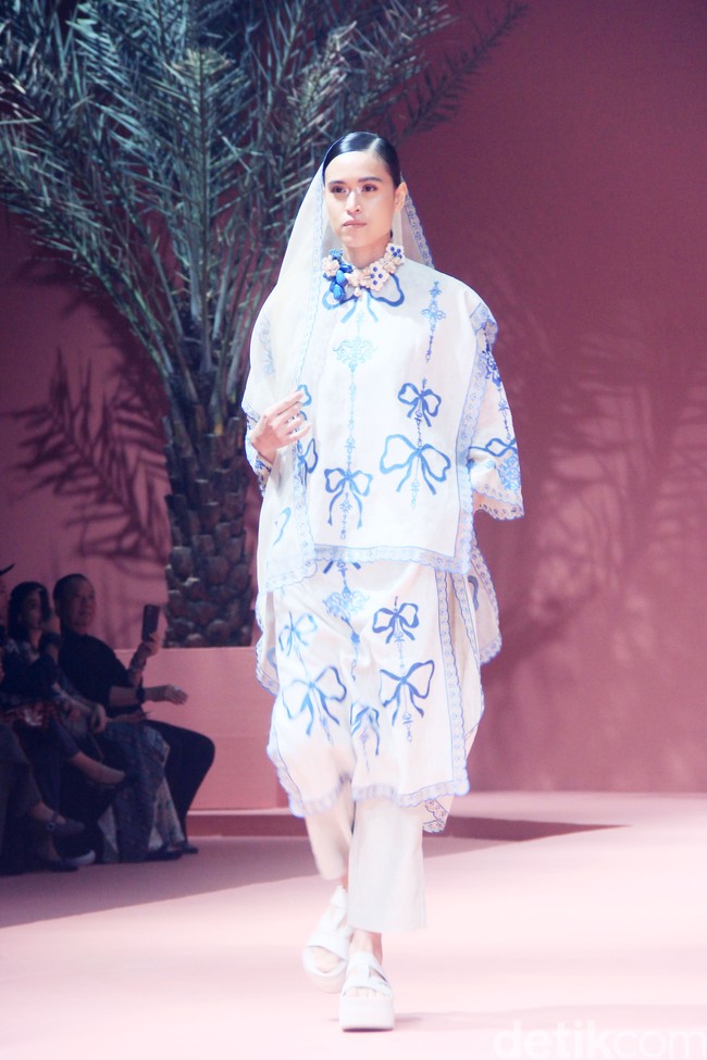 Fashion show koleksi Raya 2025 dari Studio 133 Biyan, lini sekunder Biyan Wanaatmadja, di Intercontinental Hotel Pondok Indah, Jakarta Selatan. Studio 133 Biyan menghadirkan potongan busana tunik asimetris berdetail pleats, kaftan longgar, hingga outerwear yang bisa dipadu-padan. Seluruh koleksi ini bisa didapatkan di METRO Plaza Senayan. Foto: Mohammad Abduh/detikcom.