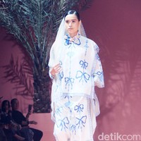 Fashion show koleksi Raya 2025 dari Studio 133 Biyan, lini sekunder Biyan Wanaatmadja, di Intercontinental Hotel Pondok Indah, Jakarta Selatan. Studio 133 Biyan menghadirkan potongan busana tunik asimetris berdetail pleats, kaftan longgar, hingga outerwear yang bisa dipadu-padan. Seluruh koleksi ini bisa didapatkan di METRO Plaza Senayan. Foto: Mohammad Abduh/detikcom.