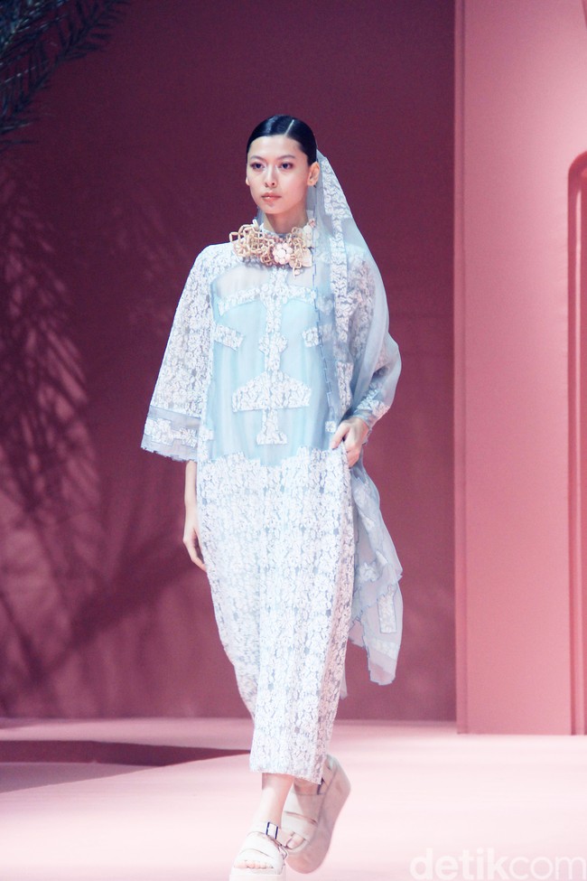 Fashion show koleksi Raya 2025 dari Studio 133 Biyan, lini sekunder Biyan Wanaatmadja, di Intercontinental Hotel Pondok Indah, Jakarta Selatan. Studio 133 Biyan menghadirkan potongan busana tunik asimetris berdetail pleats, kaftan longgar, hingga outerwear yang bisa dipadu-padan. Seluruh koleksi ini bisa didapatkan di METRO Plaza Senayan. Foto: Mohammad Abduh/detikcom.
