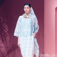 Fashion show koleksi Raya 2025 dari Studio 133 Biyan, lini sekunder Biyan Wanaatmadja, di Intercontinental Hotel Pondok Indah, Jakarta Selatan. Studio 133 Biyan menghadirkan potongan busana tunik asimetris berdetail pleats, kaftan longgar, hingga outerwear yang bisa dipadu-padan. Seluruh koleksi ini bisa didapatkan di METRO Plaza Senayan. Foto: Mohammad Abduh/detikcom.