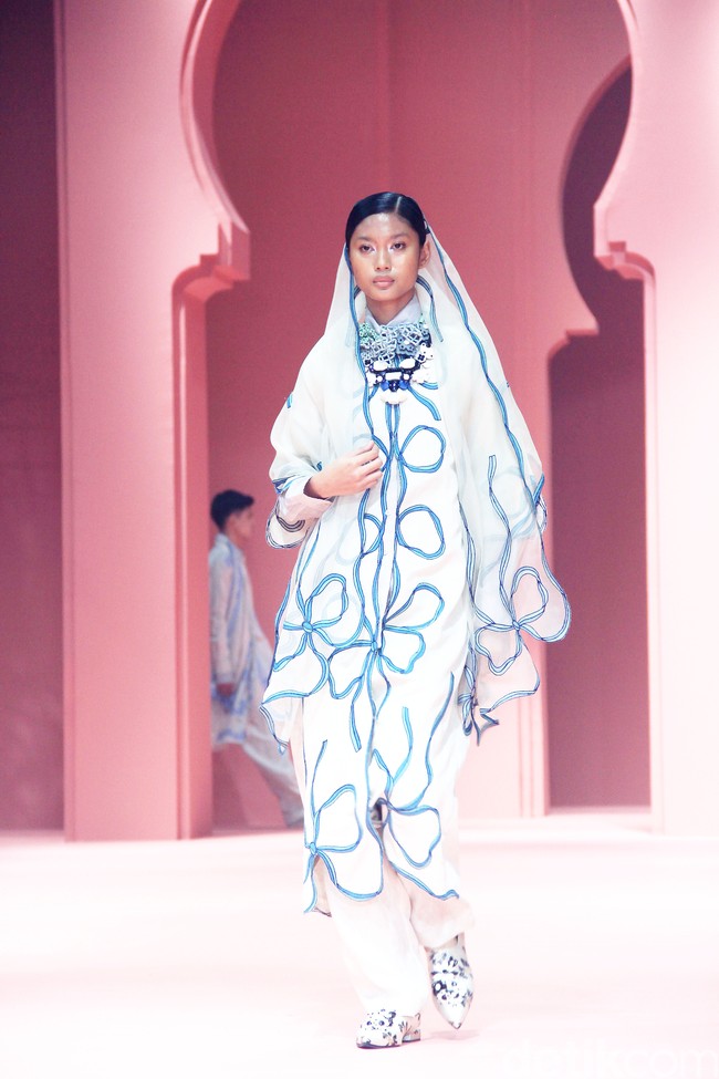 Fashion show koleksi Raya 2025 dari Studio 133 Biyan, lini sekunder Biyan Wanaatmadja, di Intercontinental Hotel Pondok Indah, Jakarta Selatan. Studio 133 Biyan menghadirkan potongan busana tunik asimetris berdetail pleats, kaftan longgar, hingga outerwear yang bisa dipadu-padan. Seluruh koleksi ini bisa didapatkan di METRO Plaza Senayan. Foto: Mohammad Abduh/detikcom.