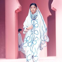 Fashion show koleksi Raya 2025 dari Studio 133 Biyan, lini sekunder Biyan Wanaatmadja, di Intercontinental Hotel Pondok Indah, Jakarta Selatan. Studio 133 Biyan menghadirkan potongan busana tunik asimetris berdetail pleats, kaftan longgar, hingga outerwear yang bisa dipadu-padan. Seluruh koleksi ini bisa didapatkan di METRO Plaza Senayan. Foto: Mohammad Abduh/detikcom.