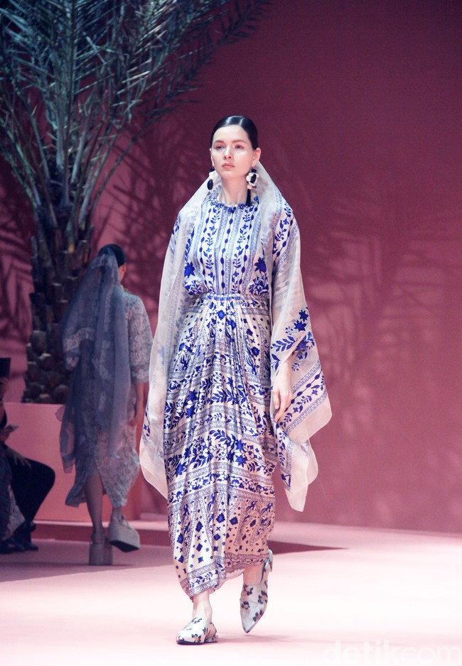 Fashion show koleksi Raya 2025 dari Studio 133 Biyan, lini sekunder Biyan Wanaatmadja, di Intercontinental Hotel Pondok Indah, Jakarta Selatan. Studio 133 Biyan menghadirkan potongan busana tunik asimetris berdetail pleats, kaftan longgar, hingga outerwear yang bisa dipadu-padan. Seluruh koleksi ini bisa didapatkan di METRO Plaza Senayan. Foto: Mohammad Abduh/detikcom.