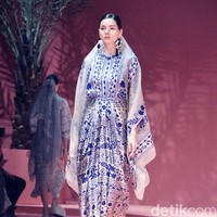 Fashion show koleksi Raya 2025 dari Studio 133 Biyan, lini sekunder Biyan Wanaatmadja, di Intercontinental Hotel Pondok Indah, Jakarta Selatan. Studio 133 Biyan menghadirkan potongan busana tunik asimetris berdetail pleats, kaftan longgar, hingga outerwear yang bisa dipadu-padan. Seluruh koleksi ini bisa didapatkan di METRO Plaza Senayan. Foto: Mohammad Abduh/detikcom.