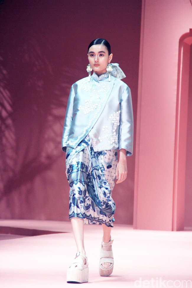 Fashion show koleksi Raya 2025 dari Studio 133 Biyan, lini sekunder Biyan Wanaatmadja, di Intercontinental Hotel Pondok Indah, Jakarta Selatan. Studio 133 Biyan menghadirkan potongan busana tunik asimetris berdetail pleats, kaftan longgar, hingga outerwear yang bisa dipadu-padan. Seluruh koleksi ini bisa didapatkan di METRO Plaza Senayan. Foto: Mohammad Abduh/detikcom.