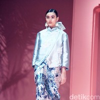Fashion show koleksi Raya 2025 dari Studio 133 Biyan, lini sekunder Biyan Wanaatmadja, di Intercontinental Hotel Pondok Indah, Jakarta Selatan. Studio 133 Biyan menghadirkan potongan busana tunik asimetris berdetail pleats, kaftan longgar, hingga outerwear yang bisa dipadu-padan. Seluruh koleksi ini bisa didapatkan di METRO Plaza Senayan. Foto: Mohammad Abduh/detikcom.