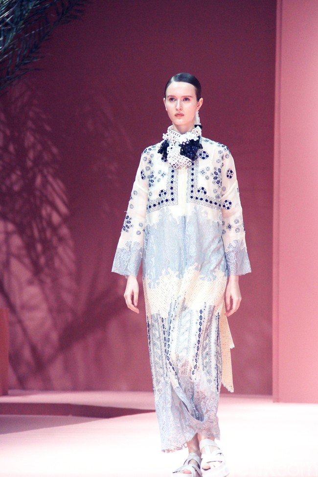 Fashion show koleksi Raya 2025 dari Studio 133 Biyan, lini sekunder Biyan Wanaatmadja, di Intercontinental Hotel Pondok Indah, Jakarta Selatan. Studio 133 Biyan menghadirkan potongan busana tunik asimetris berdetail pleats, kaftan longgar, hingga outerwear yang bisa dipadu-padan. Seluruh koleksi ini bisa didapatkan di METRO Plaza Senayan. Foto: Mohammad Abduh/detikcom.