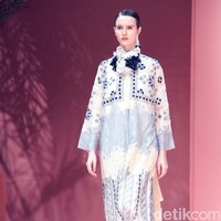 Fashion show koleksi Raya 2025 dari Studio 133 Biyan, lini sekunder Biyan Wanaatmadja, di Intercontinental Hotel Pondok Indah, Jakarta Selatan. Studio 133 Biyan menghadirkan potongan busana tunik asimetris berdetail pleats, kaftan longgar, hingga outerwear yang bisa dipadu-padan. Seluruh koleksi ini bisa didapatkan di METRO Plaza Senayan. Foto: Mohammad Abduh/detikcom.