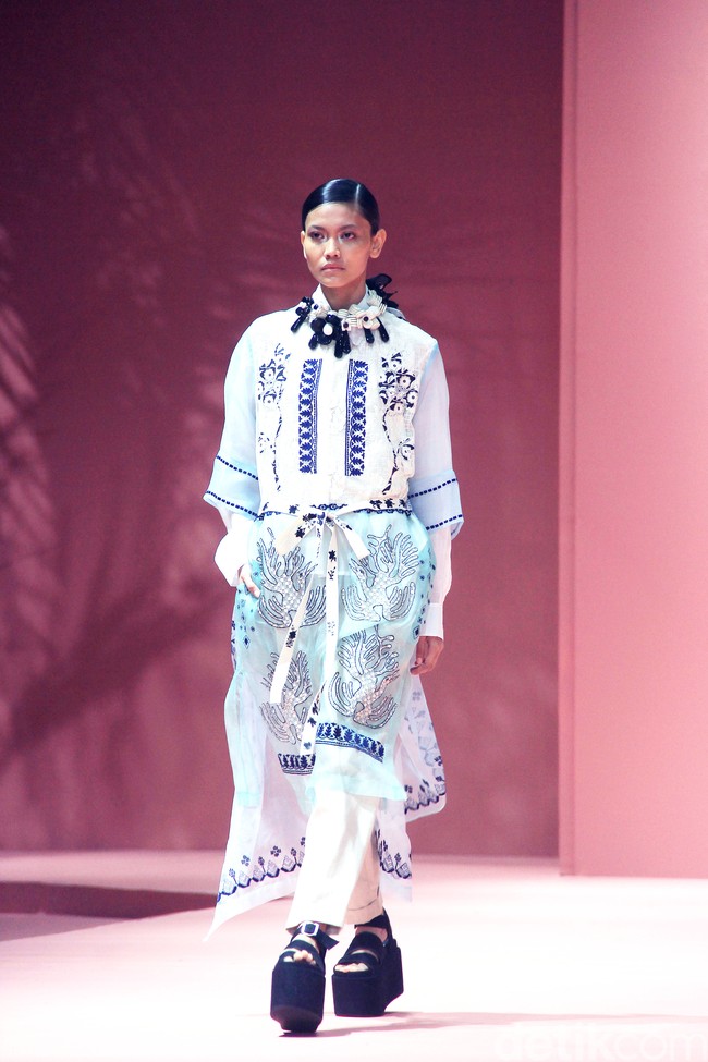 Fashion show koleksi Raya 2025 dari Studio 133 Biyan, lini sekunder Biyan Wanaatmadja, di Intercontinental Hotel Pondok Indah, Jakarta Selatan. Studio 133 Biyan menghadirkan potongan busana tunik asimetris berdetail pleats, kaftan longgar, hingga outerwear yang bisa dipadu-padan. Seluruh koleksi ini bisa didapatkan di METRO Plaza Senayan. Foto: Mohammad Abduh/detikcom.