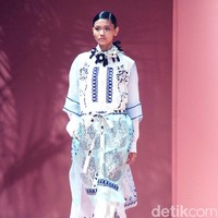 Fashion show koleksi Raya 2025 dari Studio 133 Biyan, lini sekunder Biyan Wanaatmadja, di Intercontinental Hotel Pondok Indah, Jakarta Selatan. Studio 133 Biyan menghadirkan potongan busana tunik asimetris berdetail pleats, kaftan longgar, hingga outerwear yang bisa dipadu-padan. Seluruh koleksi ini bisa didapatkan di METRO Plaza Senayan. Foto: Mohammad Abduh/detikcom.
