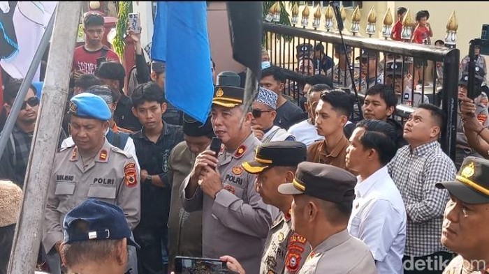 Wakapolres Bone Kompol Antonius Tutleta saat menerima massa dari Forbes di depan Mapolres Bone.