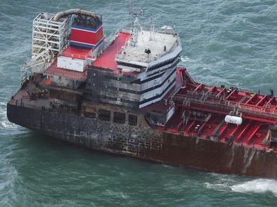 Kondisi Kapal Tanker Hangus Usai Tabrakan dengan Kapal Kargo di Laut Inggris