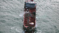Sebanyak 36 orang dibawa ke darat setelah insiden itu dan tidak ada yang hilang, kata penjaga pantai.  