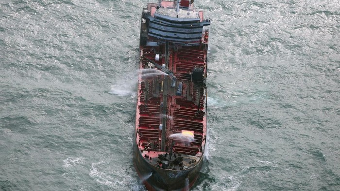 Kondisi Kapal Tanker Hangus Usai Tabrakan dengan Kapal Kargo di Laut Inggris Water flows through a damaged hull of Stena Immaculate oil tanker ship after it collided with a cargo ship off the northeastern coast of England, Britain, March 11, 2025. REUTERS/Phil Noble